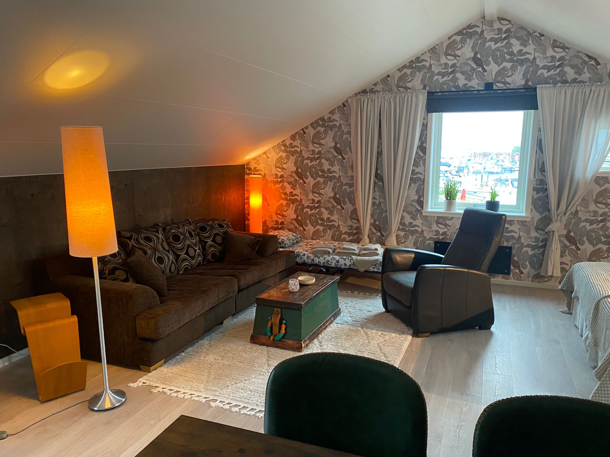 En trevlig soffhörna i studio West i Hamnhuset Björkö